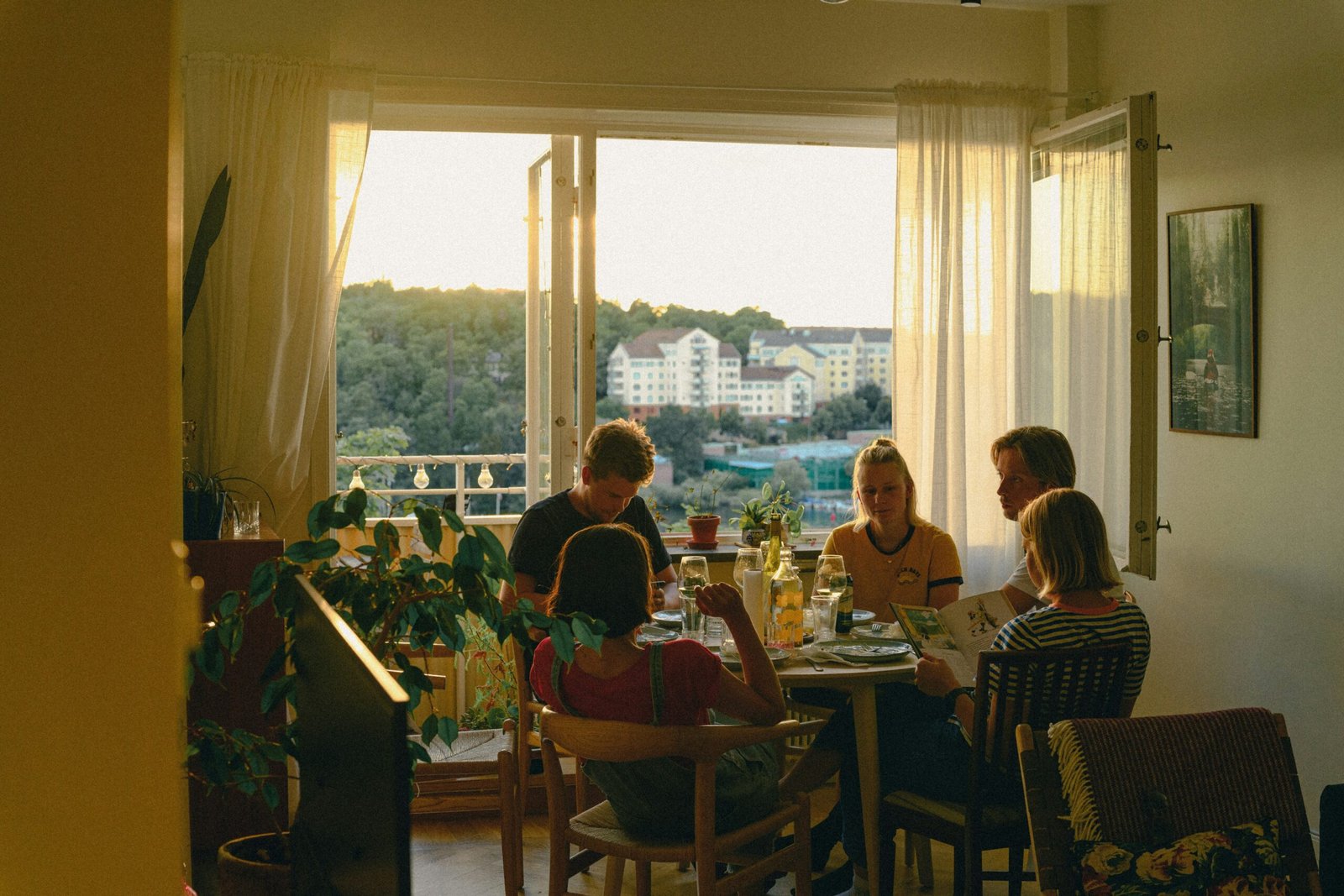 The Art of Hosting: Seamlessly Entertaining Guests in Your Small Home
